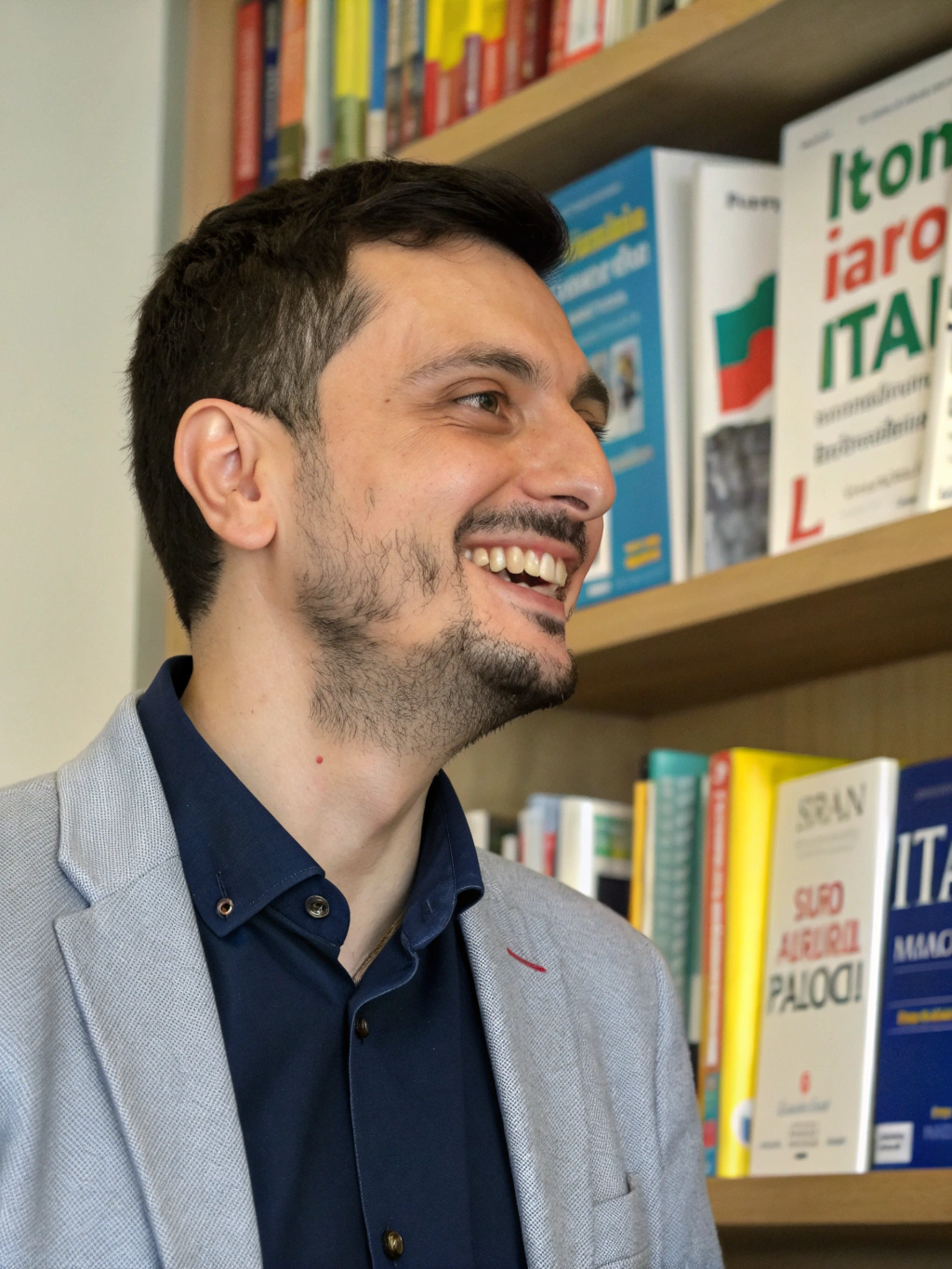 Ritratto di Luca Verdi, Docente di Italiano, in un ambiente accogliente.