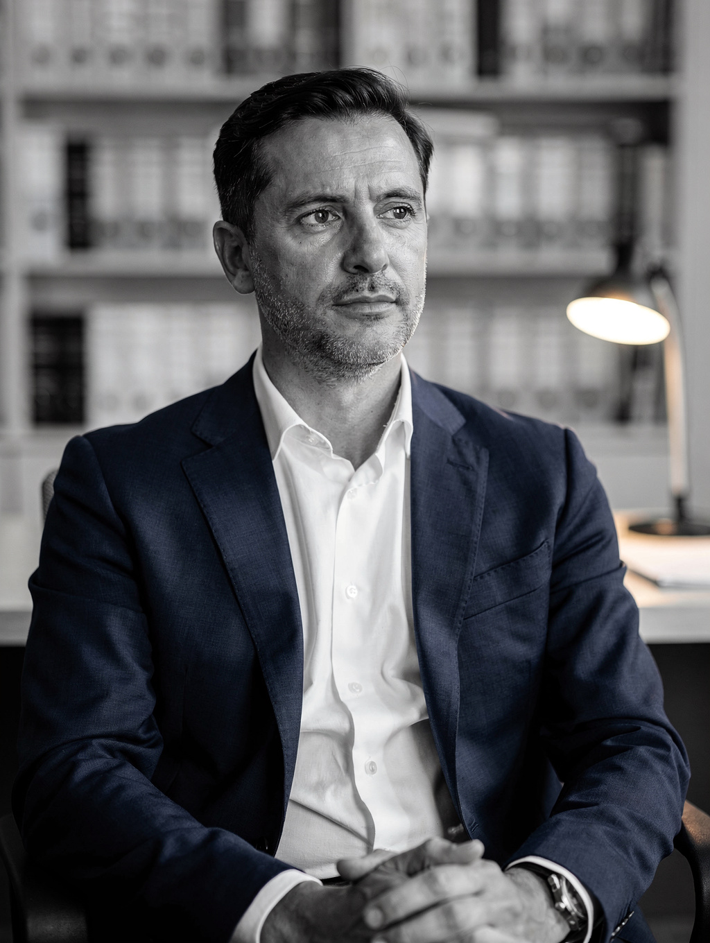 Ritratto di Marco Rossi, Direttore Didattico, nel suo ufficio a Milano.
